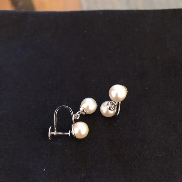 Pearl earrings with screw backings 14k white. Vintage elegant with little chain. - Picture 4 of 5